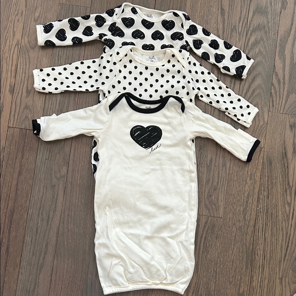 Baby Heart Print One-Piece Gown - White and Black